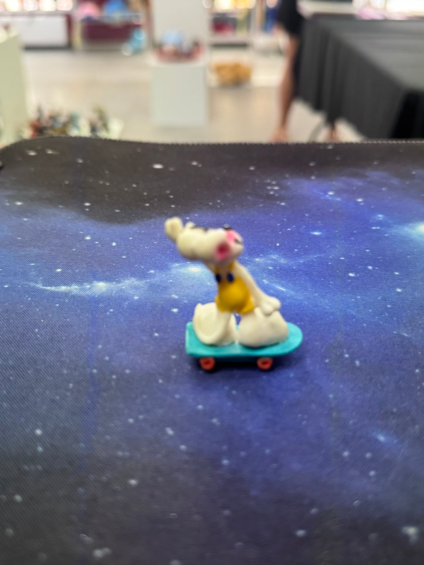 Diddl weiß mit gelber Latzhose Skateboard Sammelfigur