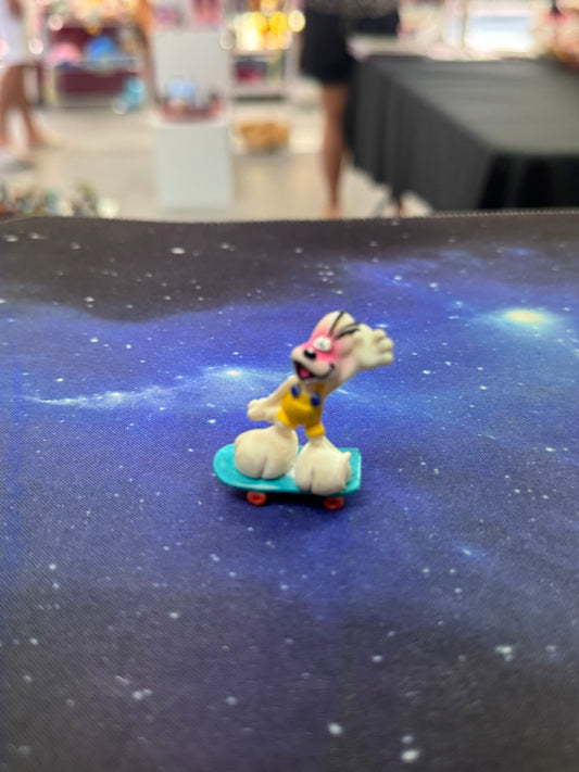 Diddl weiß mit gelber Latzhose Skateboard Sammelfigur