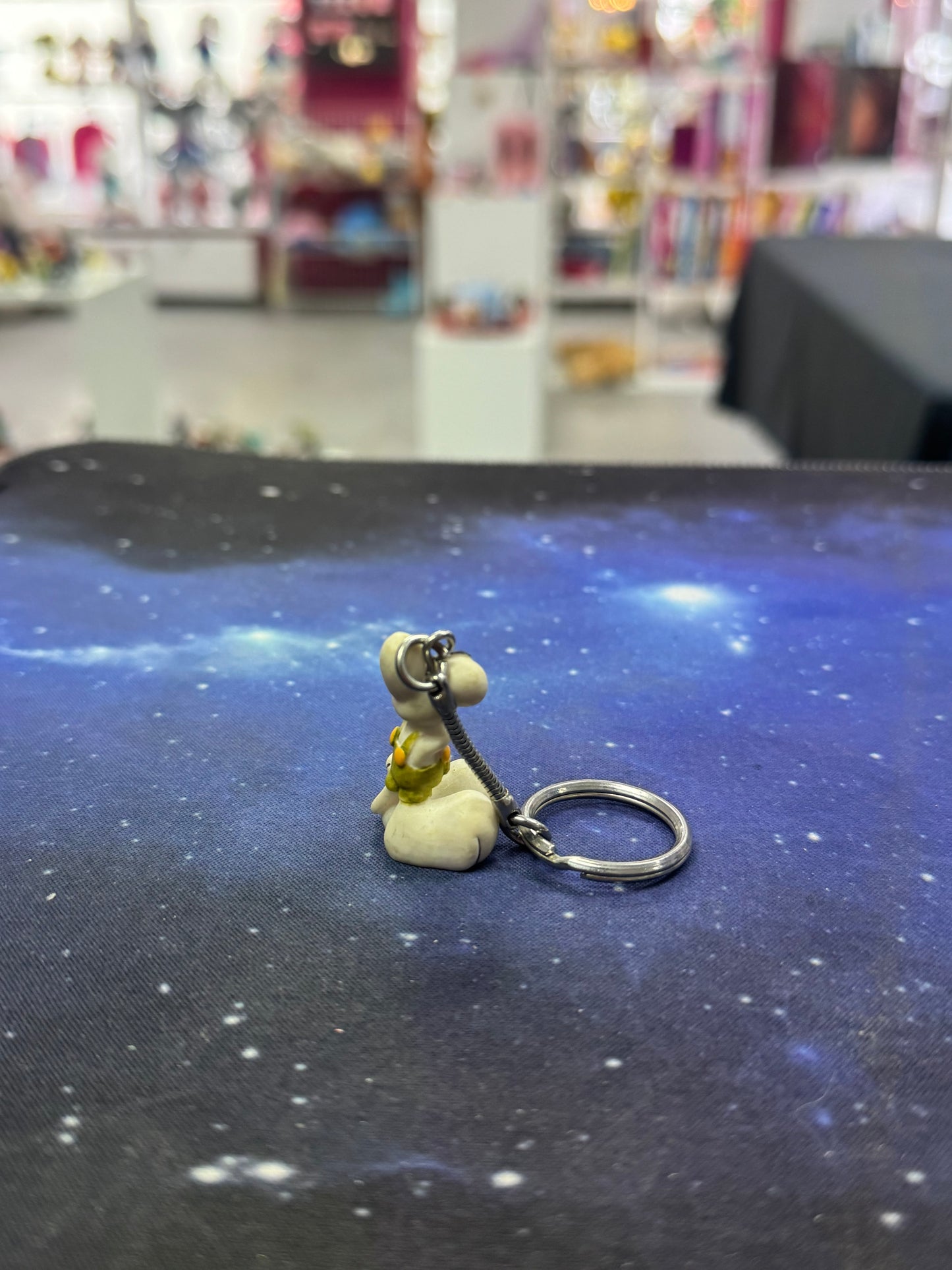 Diddl in gelber Latzhose mit Anhänger