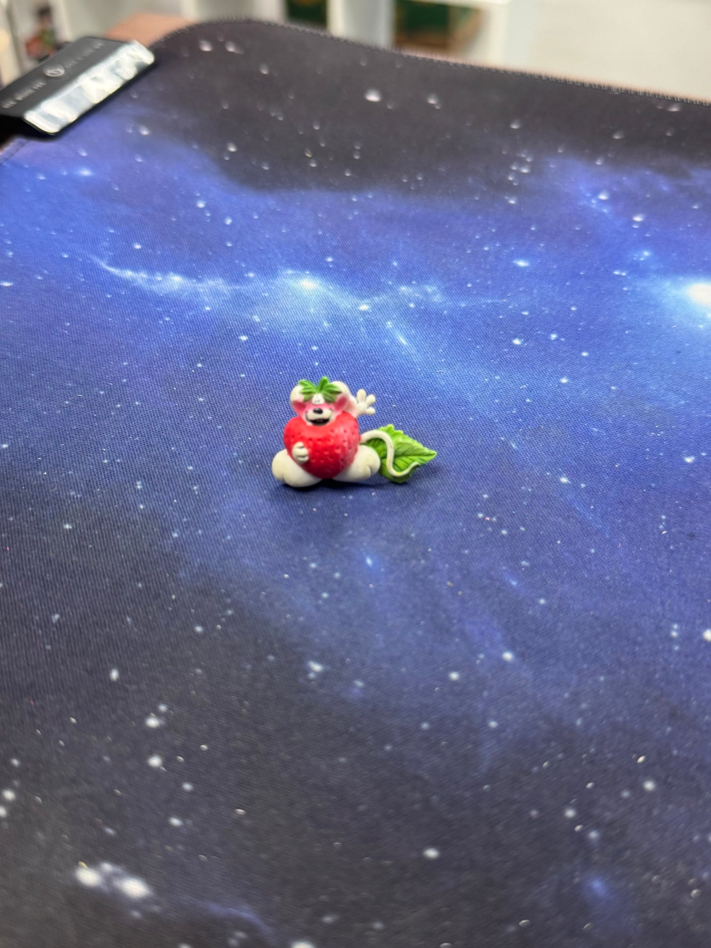 Diddl mit Erdbeere Pin