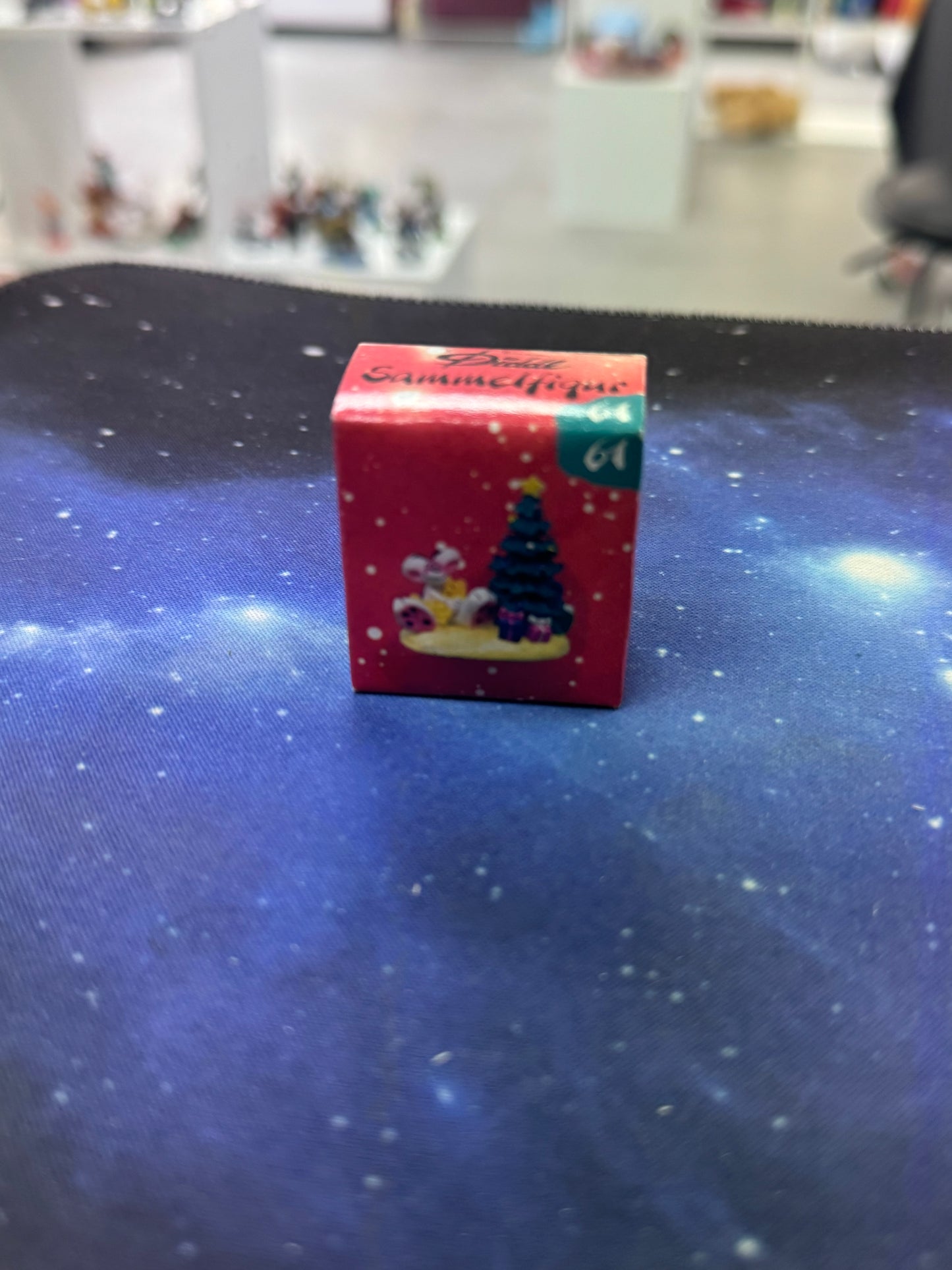 Diddl weiß mit Weihnachtsbaum Sammelfigur