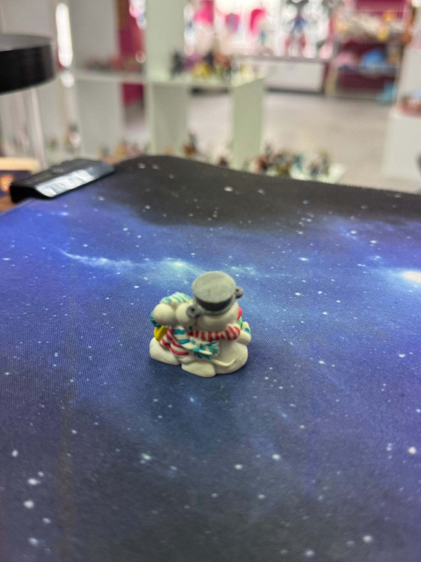 Diddl umarmt Schneemann Nase fehlt Sammelfigur