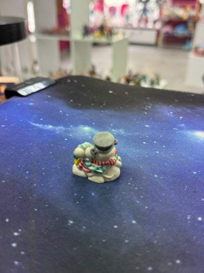 Diddl umarmt Schneemann Nase fehlt Sammelfigur