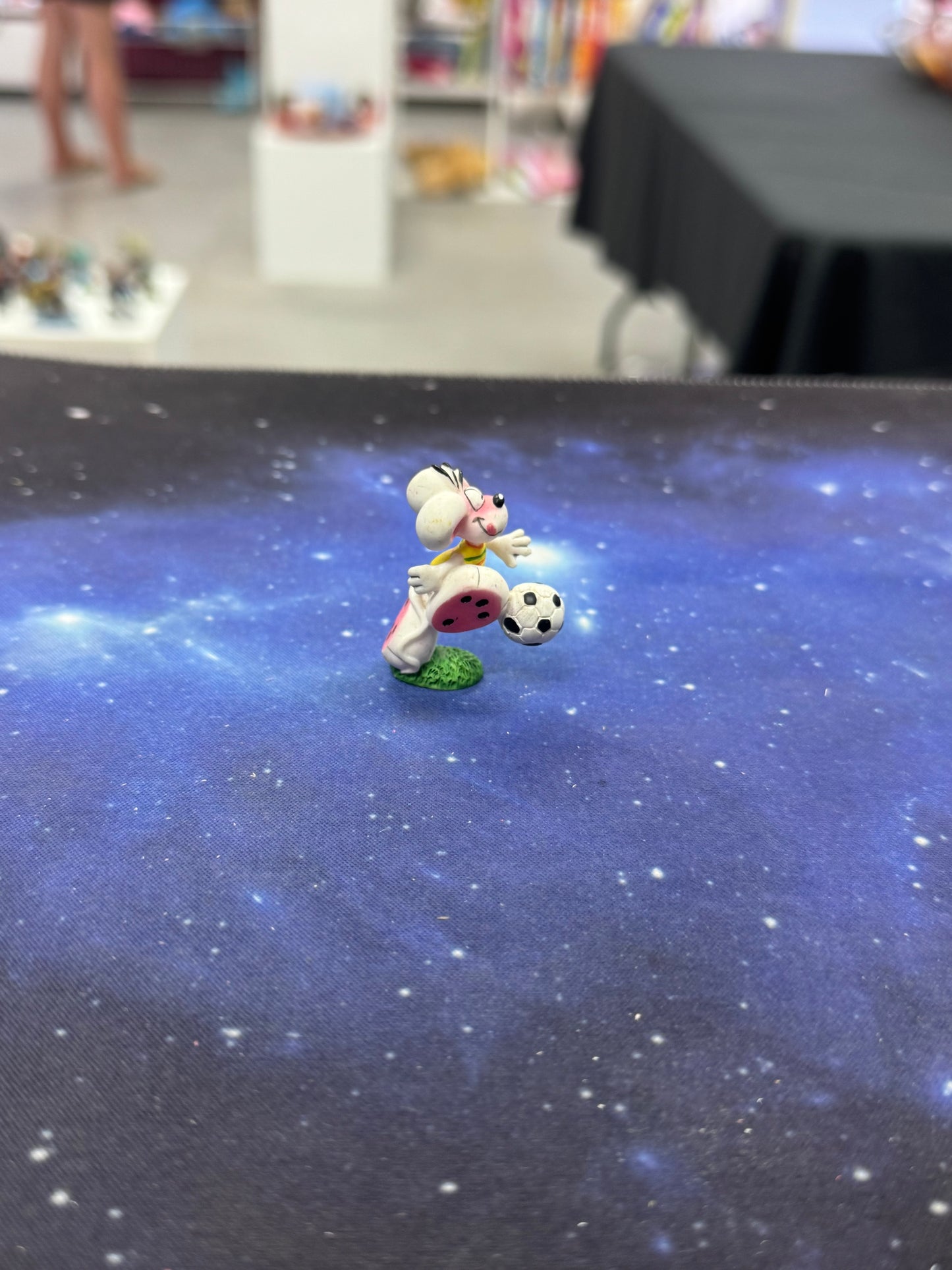 Diddl am Fußball spielen Sammelfigur