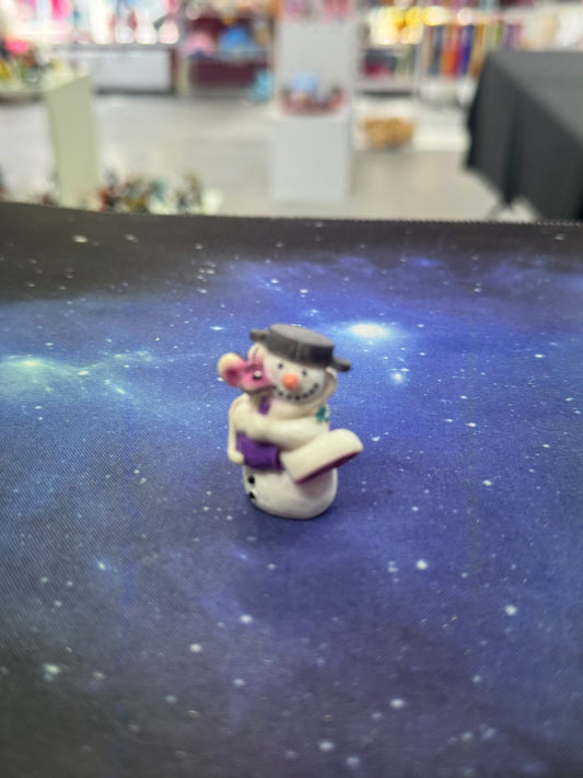 Diddl weiß mit pinker Latzhose umarmt Schneemann